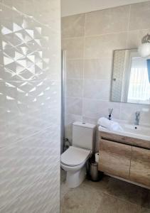 Ένα μπάνιο στο Vitus Apartments in Caesar Resort & Spa +7 φωτογραφίες