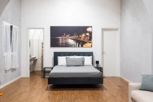 Un dormitorio con una cama y un cuadro en la pared. en House Visconti, en Bari