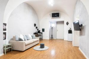 Una sala de estar con un sofá y un televisor en House Visconti, en Bari 3 fotos más