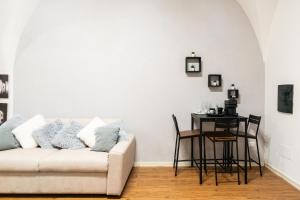 una sala de estar con un sofá y una mesa en House Visconti, en Bari