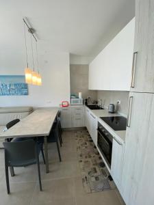 Gallery image of New Luxury Apartment with Pool in Borghetto in Borghetto Santo Spirito +24 photos