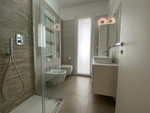 Bilik mandi di New Luxury Apartment with Pool in Borghetto +24 gambar