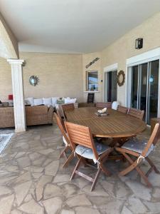 VILLA POINTE DES CHATEAUX VUE IMPRENABLE的休息区