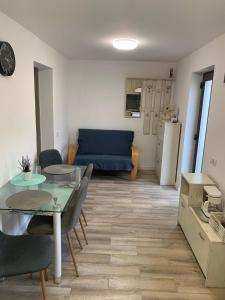 クルジュ・ナポカにあるVilla green forestのテーブルと青いソファのあるリビングルーム