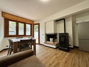 a living room with a table and a fireplace at Campaegli House in Campaegli