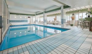 Sundlaugin á Carlton Oasis Hotel eða í nágrenninu