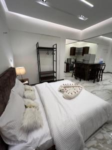 Letto o letti in una camera di Ideal studio in villa 255 panafig 11 private villa in 5th settelment in New Cairo