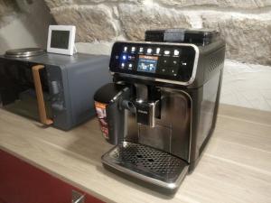 une cafetière assise au-dessus d'un comptoir dans l'établissement Chambres d'hôtes L'Amphitryon 5 CHAMBRES, à Villemus