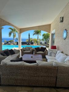 VILLA POINTE DES CHATEAUX VUE IMPRENABLE内部或周边的泳池