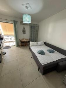 Postel nebo postele na pokoji v ubytování FARON APPARTEMENT kalamata