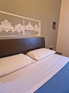 A bed or beds in a room at La Dimora dei Consoli - Holiday House Roma Vatican