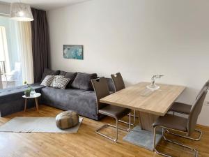 salon z kanapą i stołem w obiekcie Rosie's Cozy Bright Apartment Summer Paradise w miejscowości Sweti Konstantin i Sweta Elena