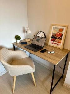 - un bureau avec un ordinateur portable et une chaise dans l'établissement Villa Ana, céntrico y tranquilo, parking incluido, à Avilés