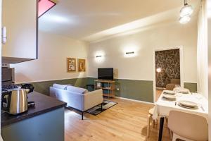 A television and/or entertainment centre at Sunny new luxurious home at the Jewish district
