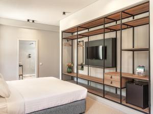 Μια τηλεόραση ή/και κέντρο ψυχαγωγίας στο Villa Termal Spa Hotel - Villa Termal Spa Resort - by Unlock Hotels