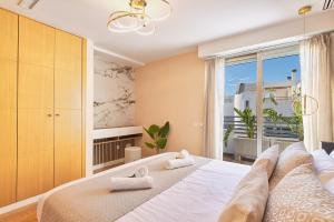 En eller flere senge i et værelse på Vitania I Resort Penthouse with Jacuzzi + 50 billeder