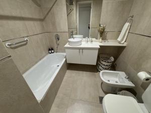 ein Badezimmer mit Badewanne, Waschbecken und Toilette in der Unterkunft Loft Distrito SMT-YB in San Miguel de Tucumán + 17 Fotos