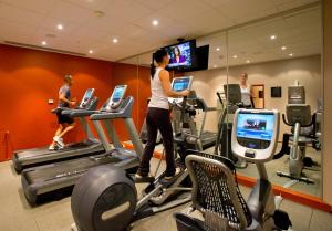 Fitness centrum a/nebo fitness zařízení v ubytování DoubleTree by Hilton Luxembourg