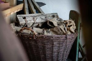a wicker basket sitting on top of a table at Superior Doppelzimmer 1-2 Personen in Bastorf