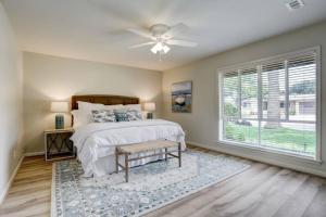 Una cama o camas en una habitación de Harbor HideAway with Heated Pool 1 Mile to Beach and close to Cruise Terminal