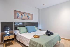 a bedroom with a bed and a table with a bowl on it at Cómodo y luminoso apto cerca de Playas y Valencia in Sueca +20 photos