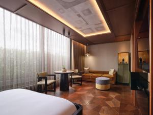 Postel nebo postele na pokoji v ubytování Nobu Hotel London Shoreditch