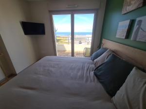 Ένα ή περισσότερα κρεβάτια σε δωμάτιο στο La Belle Epoque Wimereux Bruno et JB