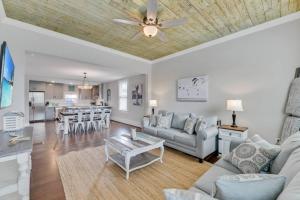 Gallery image of Island Time with Heated Pool Walk to Beach and Pleasure Pier in Galveston