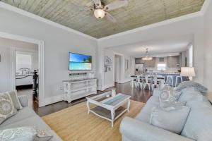 Gallery image of Island Time with Heated Pool Walk to Beach and Pleasure Pier in Galveston