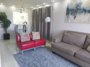 Area soggiorno di The Island Flat Villa - Near Airport & Beach