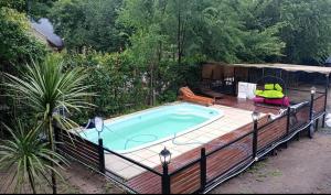 una piscina en un patio con una valla alrededor en Amphu, en La Falda