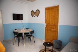TV a/nebo společenská místnost v ubytování Appartements Confortables - Gare à 5 min pied - 20min de la plage - Terrasse
