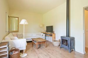 TV a/nebo společenská místnost v ubytování Les Alzines