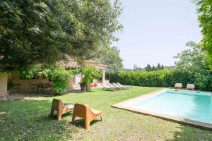 Bazén v ubytování Les Alzines nebo v jeho okolí