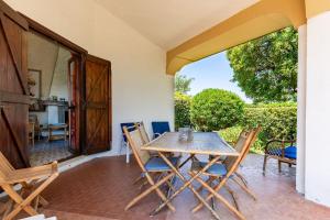 ポルト・レカナーティにあるItalian Experience-Villa Il Pescoのダイニングルーム(テーブル、椅子付)