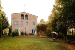 A garden outside Italian Experience-Villa Millefiori