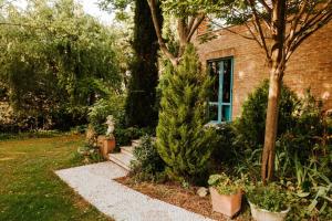 A garden outside Italian Experience-Villa Millefiori
