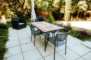 A garden outside Italian Experience-Villa Millefiori