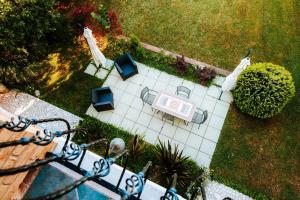 A garden outside Italian Experience-Villa Millefiori
