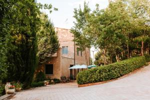 A garden outside Italian Experience-Villa Millefiori