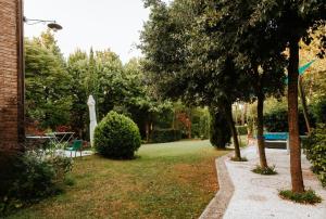 A garden outside Italian Experience-Villa Millefiori