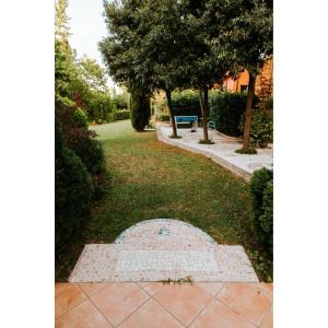 A garden outside Italian Experience-Villa Millefiori