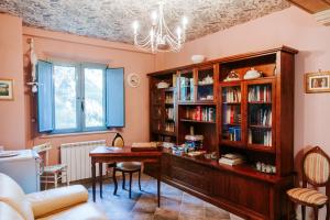 biuro domowe z biurkiem i półką na książki w obiekcie Italian Experience-Villa Millefiori w mieście Porto San Giorgio