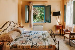 A bed or beds in a room at Italian Experience-Villa Millefiori