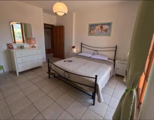 sypialnia z łóżkiem i komodą w obiekcie Italian Experience-Numana Suite Apartment w mieście Numana