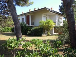 Biały dom z drzewami przed nim w obiekcie Italian Experience-Casa Argentario w mieście Giannella +8 zdjęć
