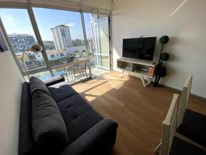 Μια τηλεόραση ή/και κέντρο ψυχαγωγίας στο Sonata en Alpha Residences Lomas de Angelop