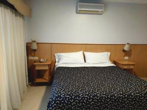 Cama ou camas em um quarto em Urbana Suites