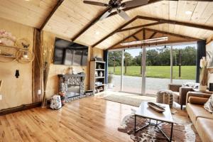 sala de estar con ventilador de techo y chimenea en FRISCO - Tiny Houses Of French Village, en French Village