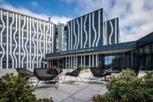 卑尔根爱德华格里格品质酒店的一组椅子摆放在建筑物前